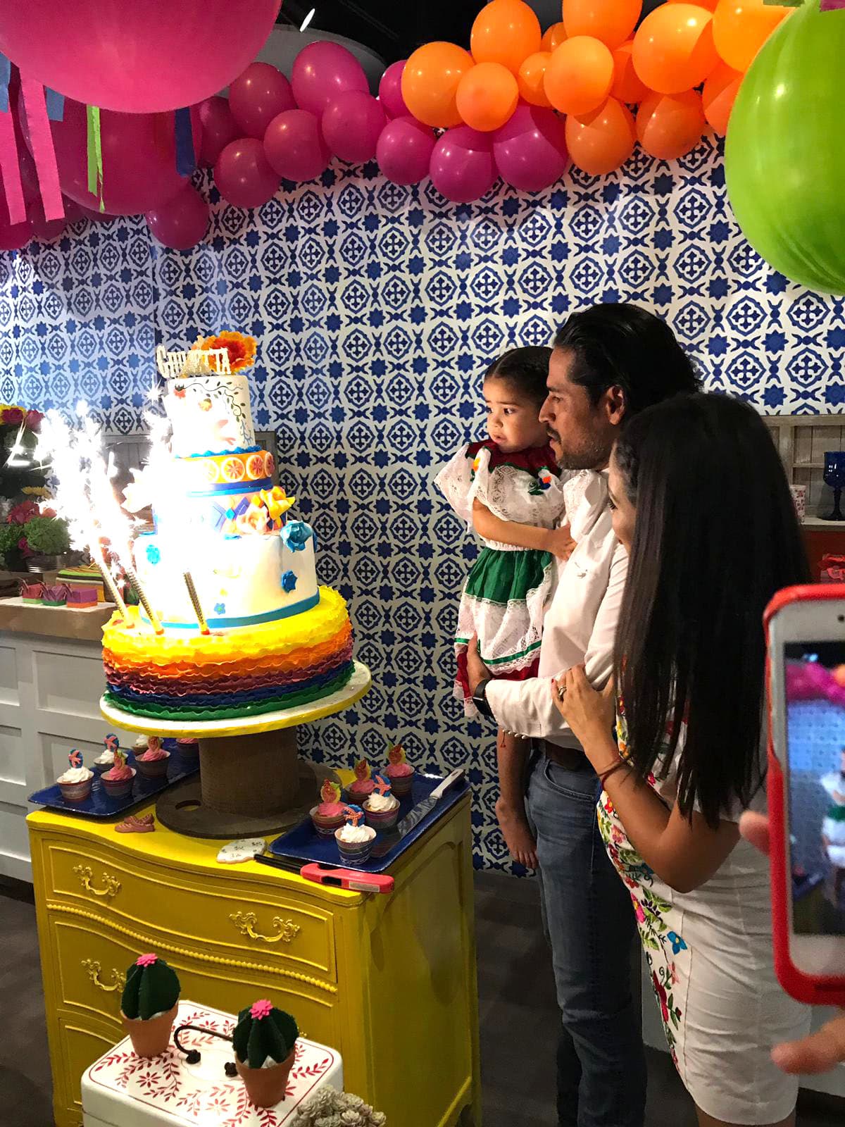 Giulietta no perdía detalle de nada, aunque las velas tan grandes le dieron un poquito de miedo.