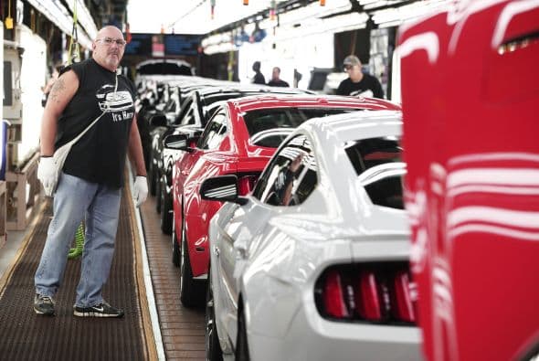 Ford inició la producción de la nueva generación del Mustang en la planta de Flat Rock, en el Estado de Michigan, Estados Unidos, este vehículo se comercializará en 120 países. Ford indicó que el inicio de la fabricación de la sexta generación de este vehículo representa un hito para la compañía y explicó que este auto se producirá también con volante a la derecha, lo que permitirá su venta en 25 mercados adicionales. En cuanto a precios, el Mustang 2015 se comercializará desde los $24,425 y hasta los $42,425 con tres diferentes motorizaciones. La versión base utilizará el V6 de 304 caballos de fuerza, pasando por el EcoBoost de cuatro cilindros con 314 para tener como tope de gama al GT con el motor V8 de 5.0 litros con 441 caballos de fuerza.