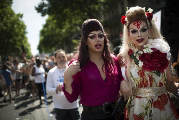 Una pareja camina por las calles de París.