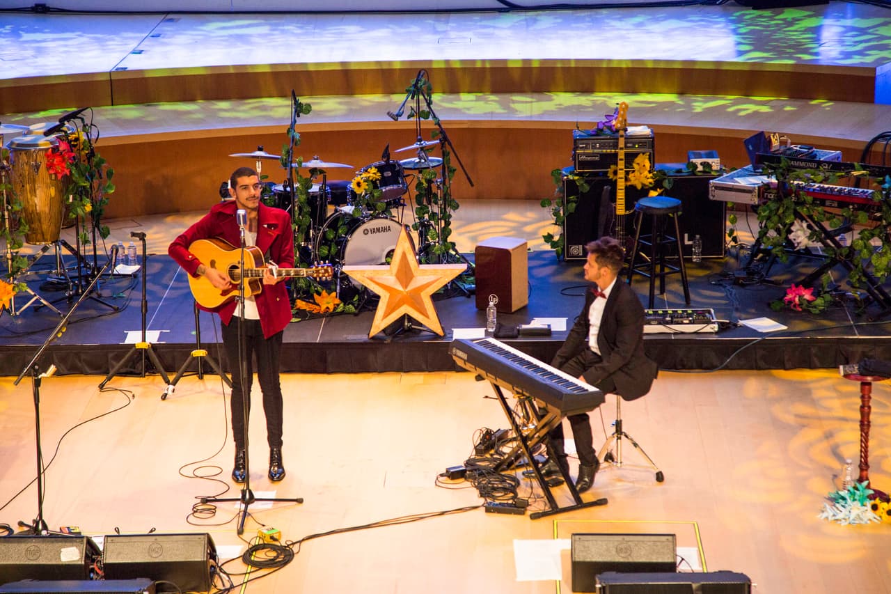 Manuel Medrano presentó sus mas recientes producciones en un tono muy acústico.