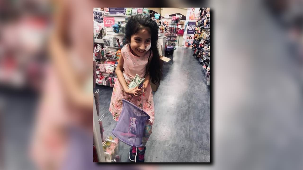 Jasmine Ávila, de 10 años, sufre de fibrodisplasia osificante progresiva, una enfermedad hereditaria autosómica dominante, que provoca una osificación progresiva de los músculos esqueléticos, tendones y ligamentos.