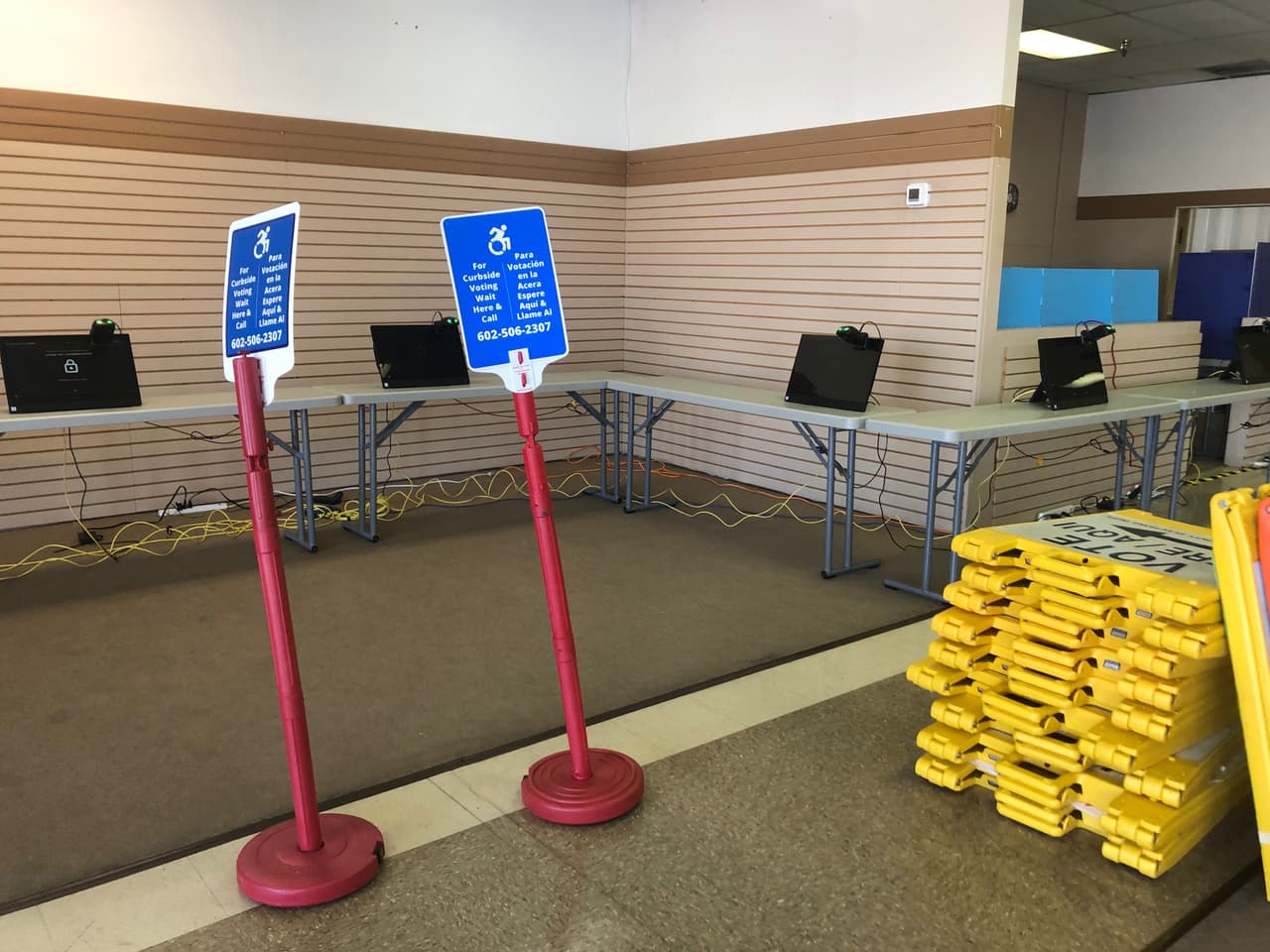 Diferentes señales para orientar a los votantes están listas para la votación temprana que inicia este miércoles 7 de octubre en Arizona.