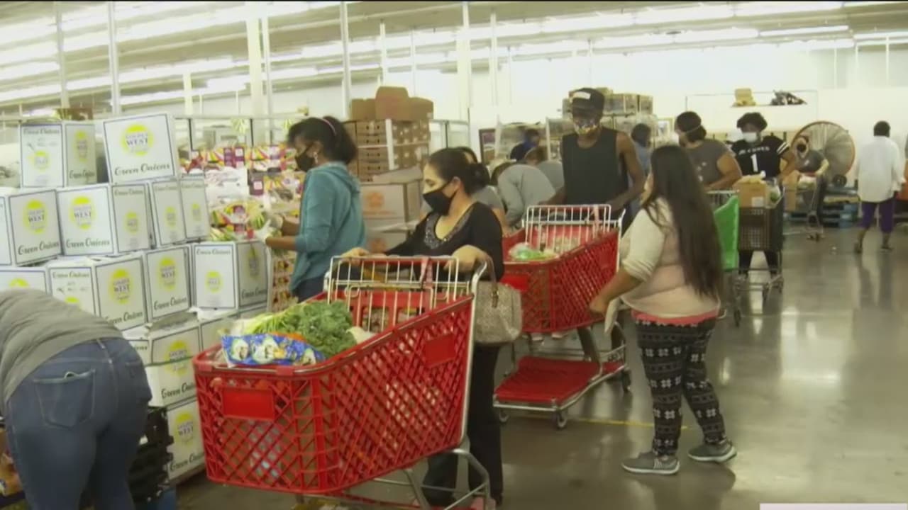 Más de 1700 familias al día reciben comida gratis en un centro de Dallas 