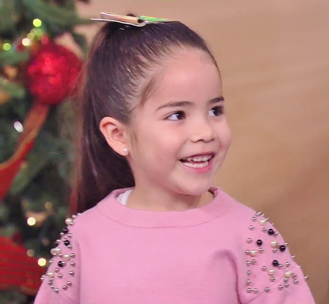 Giulietta no podía creer que frente a ella estaban los Reyes Magos y con gran emoción recibió los bellos regalos.