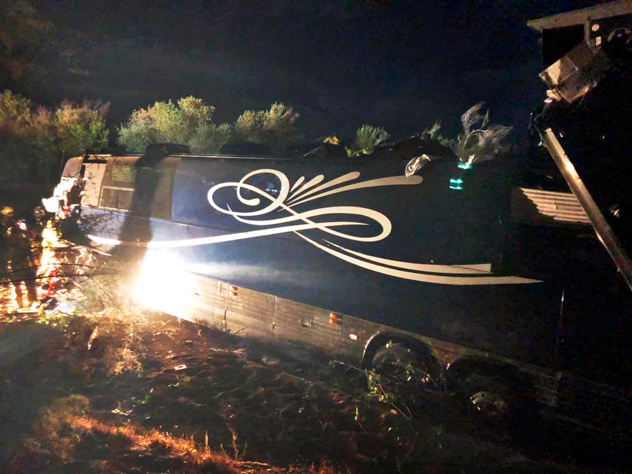 Al menos 1 muerto y 7 personas heridas tras accidentarse autobús del cantante Josh Turner en California

