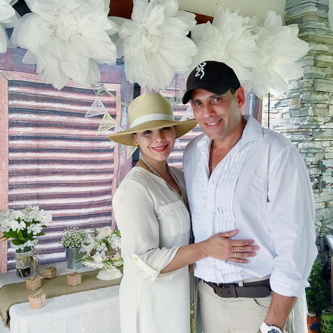 "Nos llevamos muy bien, estar juntos ha sido una bendición. No miento: también 
<b>hemos enfrentado grandes desafíos</b>, porque nosotros no somos perfectos, pero seguimos esforzándonos porque nuestro amor crezca”, expuso.