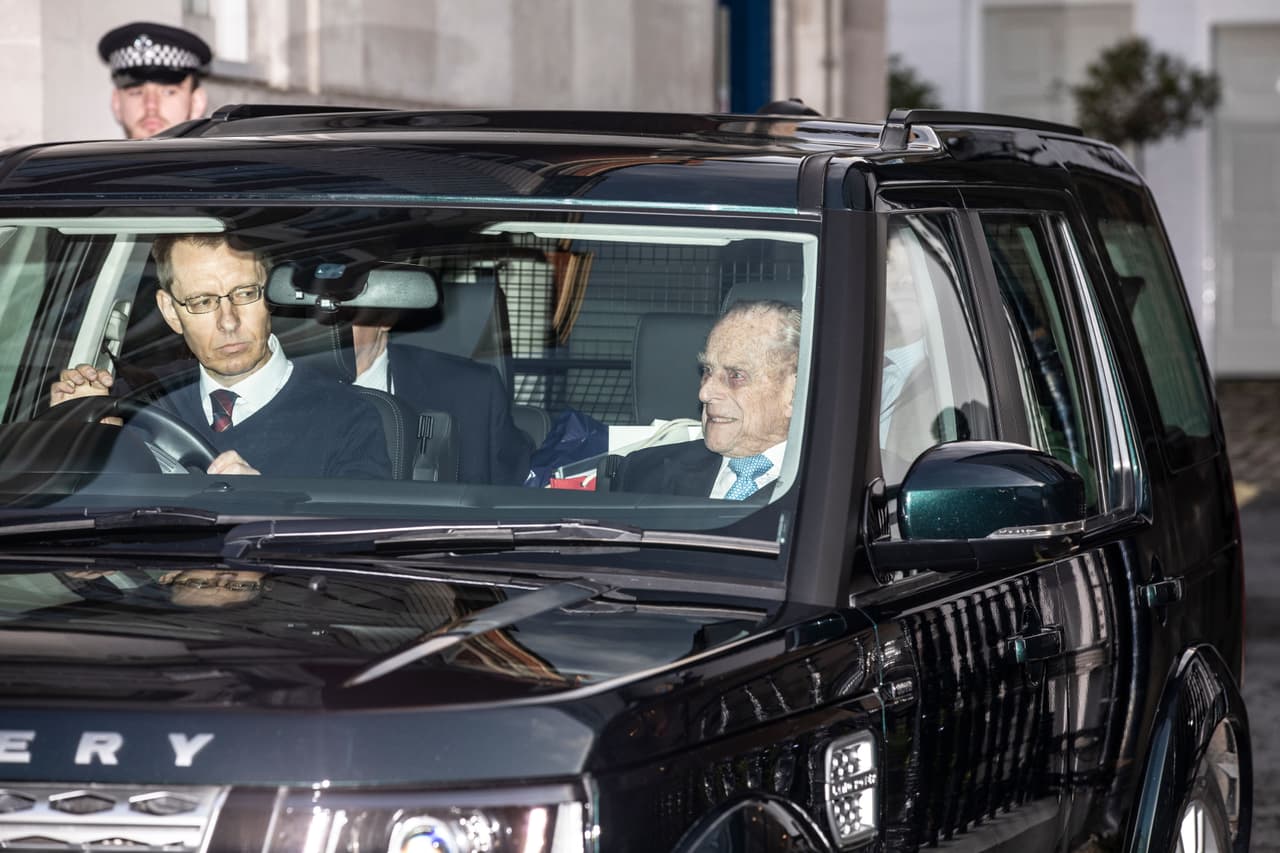 El pasado lunes, 
<b><a href="https://www.univision.com/famosos/legendaria-actriz-de-hollywood-y-amiga-del-principe-carlos-arremete-contra-varios-miembros-de-la-familia-real-fotos" target="_blank">el príncipe Carlos</a></b> dijo que su padre estuvo "muy bien atendido" en el hospital. También se refirió a la avanzada edad del duque: "Cuando llegas a esa edad, 
<b><a href="https://www.univision.com/entretenimiento/realeza/victima-del-accidente-con-el-duque-de-edimburgo-asegura-que-la-familia-real-me-ha-ignorado-y-rechazado" target="_blank">las cosas no funcionan tan bien</a></b>".
<br>