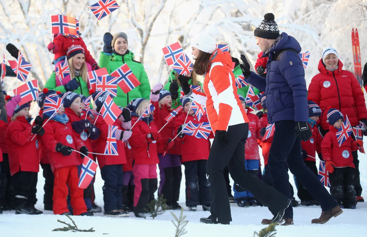 La noche antes los duques asistieron a una cena oficial en donde recibieron varios obsequios entre los que se encontraban varios suéteres para ellos y sus hijos, incluyendo uno para el que viene en camino.
<br>