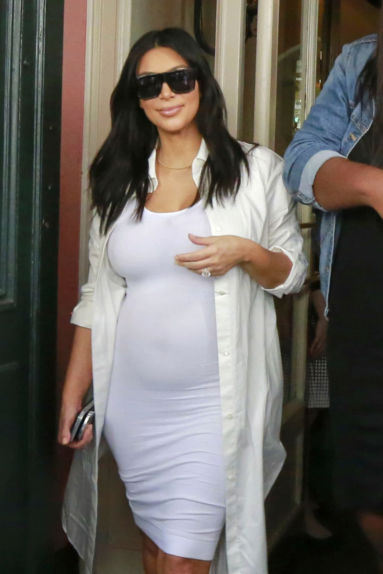 Kim lució bellísima, mostró orgullosa su barriga de embarazo.