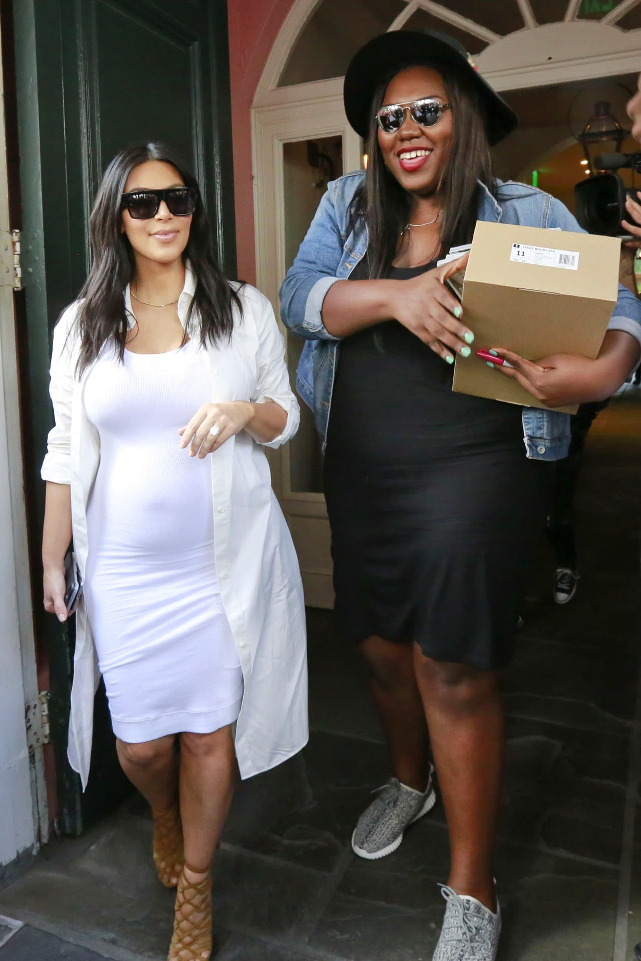 La cumpleañera no esperó más y de inmediato se puso su regalito.