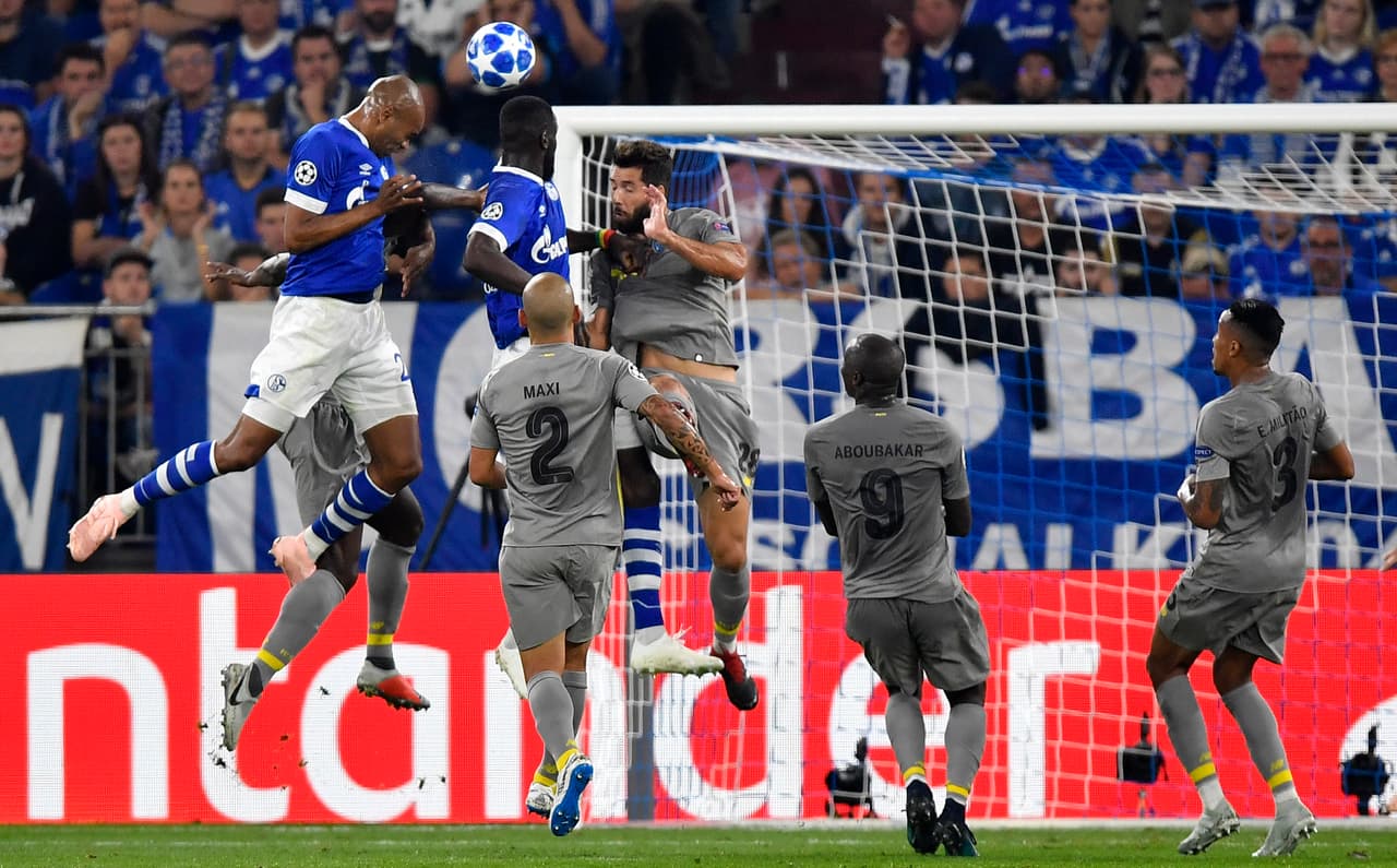 Justamente, en una de esas el defensa Naldo conectó la pelota con la mano en el área y el árbitro sancionó penal.