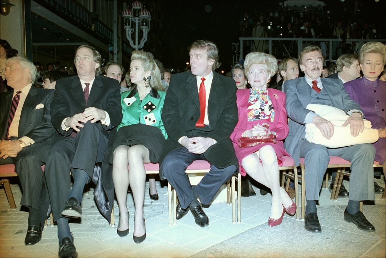 Donald Trump, en el centro, en la inauguración del fallido casino ideado por él, Taj Mahal en Atlantic City, Nueva Jersey, el 6 de abril de 1990. Los padres Mary y Fred, y su hermana, la jueza Maryanne Trump Barry, a la derecha. A la izquierda, el hermano Robert Trump, al lado de su esposa Blaine, de verde.
<br>
<br>