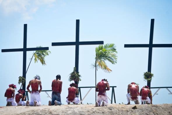 Duodécima Estación: Jesús en cruz, su madre y el discípulo.