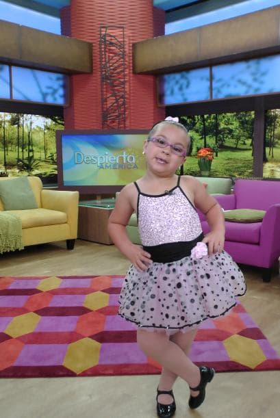 ¡Qué bella! a esta pequeña niña nada le da pena.