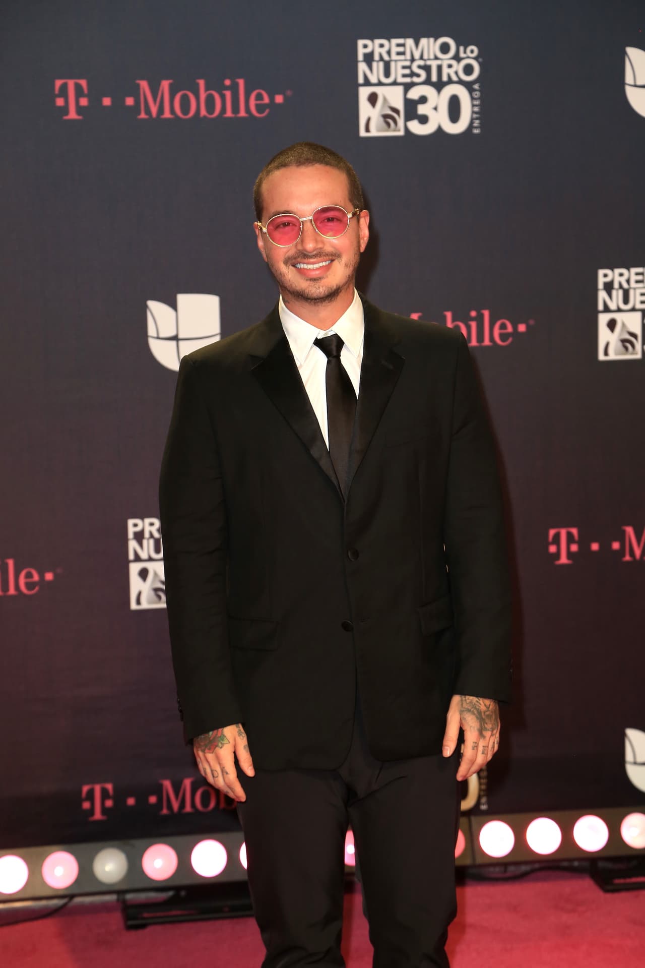 En 2018, en la edición 30 de PLN, J Balvin acudió enfundado ene ste traje negro y con unas curiosas gafas de color.