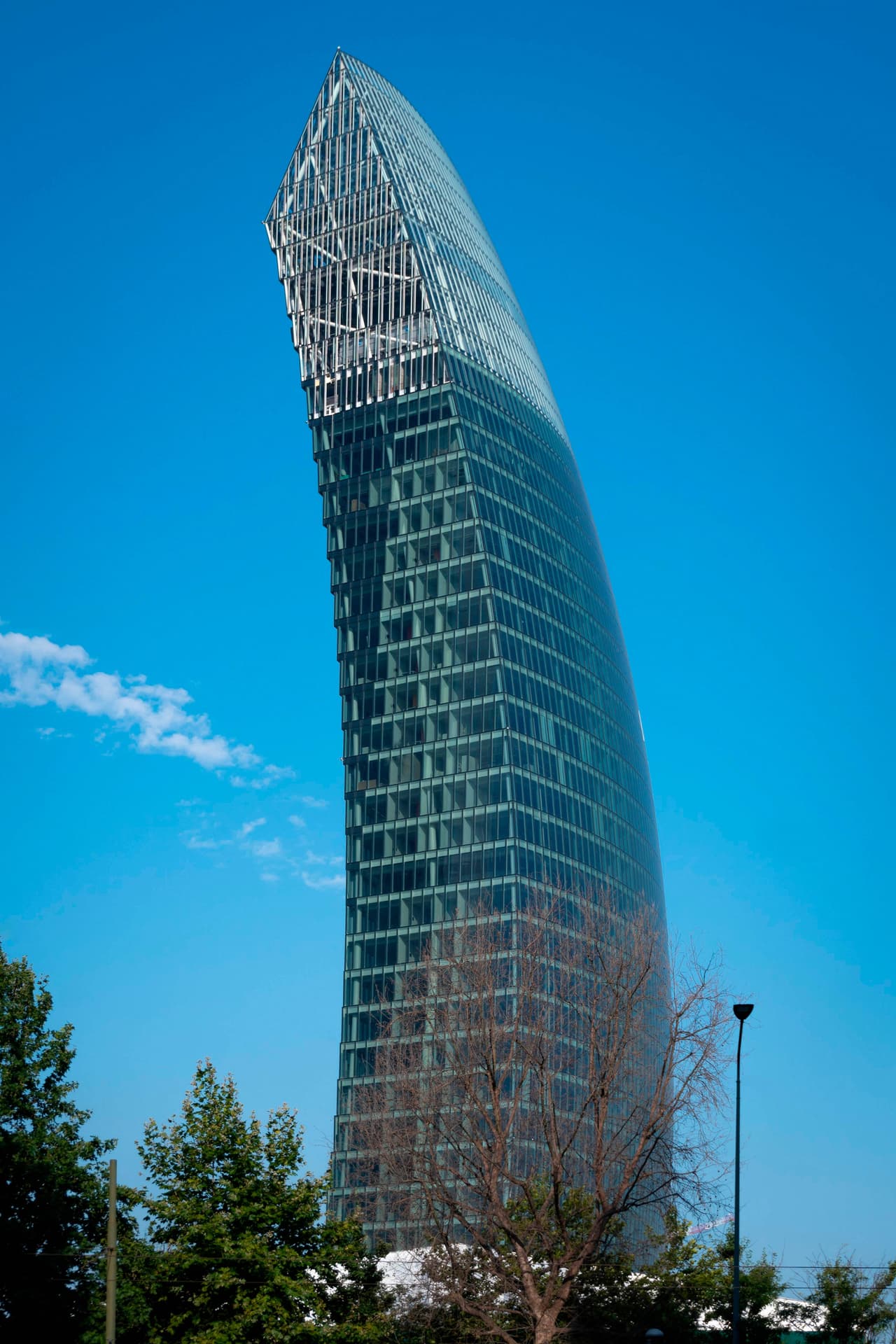 <b>Torre Libeskind (Milán, Italia)</b>
<br>
<br>Esta torre de 574 pies (174 metros) de altura es conocida como ‘Il Curvo’ o ‘La curva’, debido a su forma. Obtuvo el cuarto lugar del premio Emporis.
<br>
<br>Este galardón valora los criterios de diseño estéticos y funcionales de los edificios, la combinación armoniosa de arquitectura e ingeniería.
<br>