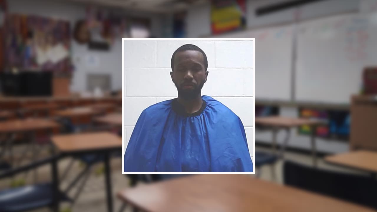 Libre tras pagar una fianza de $100,000: lo que se sabe del maestro de Cleveland ISD acusado de agresión sexual