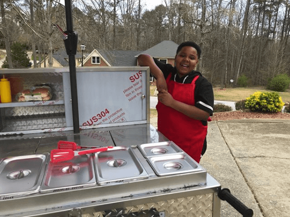 La pandemia no pudo con este joven empresario: pasó de vender hot dogs en un carrito a cumplir el sueño de tener su propio restaurante