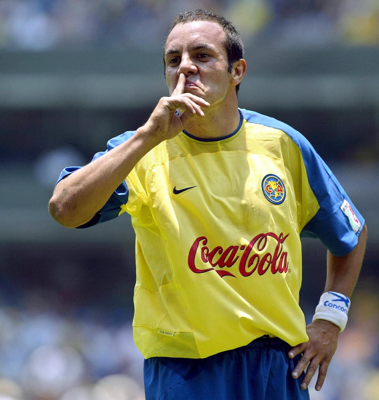 CIUDAD DE MEXICO, MEXICO: Cuauhtemoc Blanco del America hace un gesto al juez de linea Freddy Sansores en un partido ante Toluca valido por el Torneo de Clausura del futbol mexicano en Ciudad de Mexico, el 25 abril de 2004. El partido termino 2 a 1 a favor del America. AFP PHOTO/Jorge UZON. (Photo credit should read JORGE UZON/AFP/Getty Images)