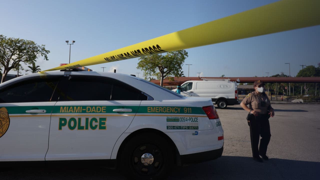 Tiroteos en Miami y Broward dejan tres heridos, dos sospechosos prófugos y uno arrestado