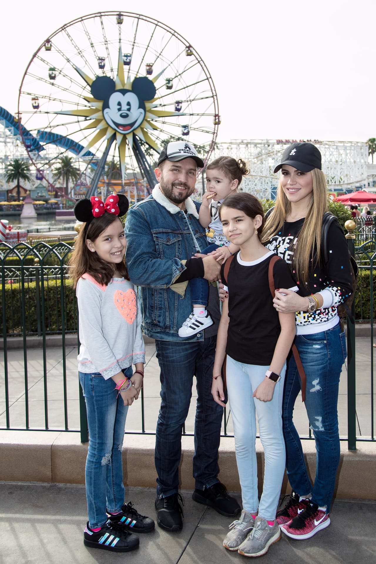 Posó feliz junto a su esposa Celia y sus hijas Celia, Ivanna y la pequeña Ximena.