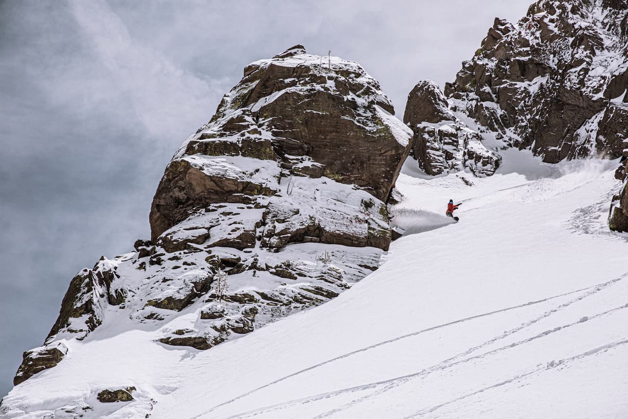 La imponente muralla se cubre de espesa nieve durante la temporada de invierno y cada año atrae a millones de visitantes.