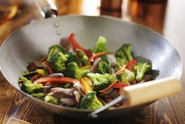 Suma un puñado de cebollín picado y 1 libra (453 g) de espárragos, cortados en trozos de 2 pulgadas (5 cm) de largo. Cocina por tres o cuatro minutos.