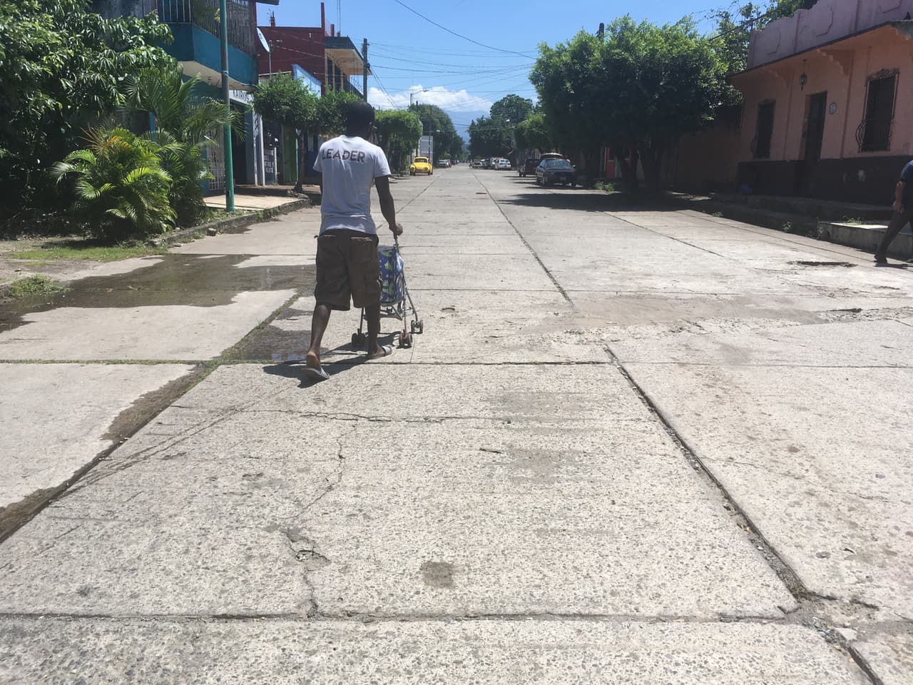 Sergoi pasea a su hija en una carriola por las calles de Tapachula, tras buscar un punto con señal abierta de wifi. 
<br>