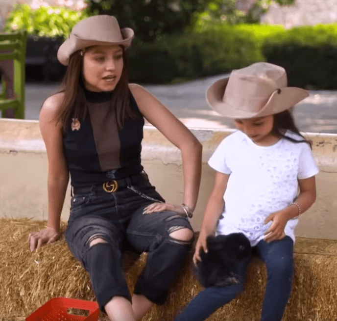 El tour por este safari continuó con una visita a los conejos. La conversación continuó pues Sarilú se mostró interesada por saber más de Karol y su infancia.