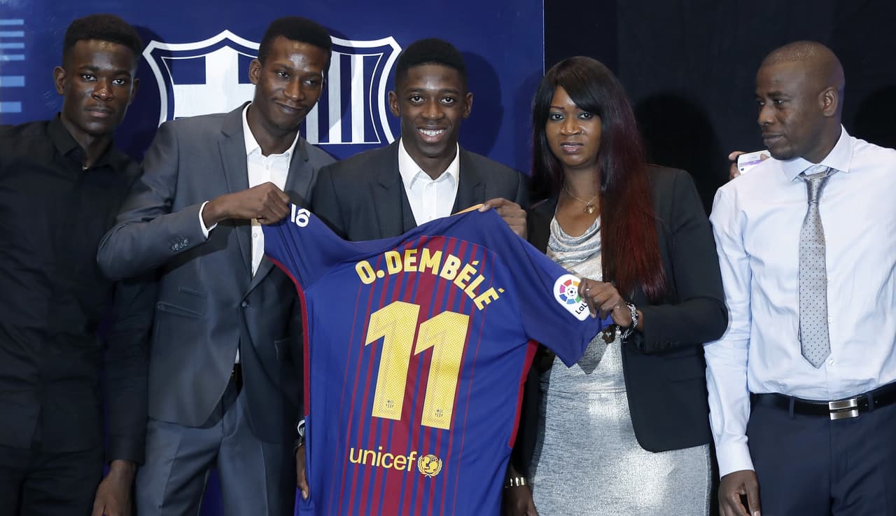 Dembélé llegó a la presentación acompañado de su familia, que está muy cerca del juvenil jugador.