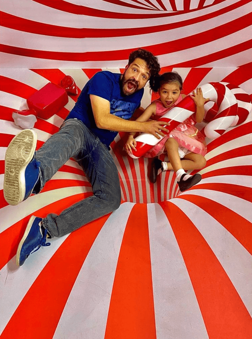 El famoso tiene una pequeña hija que se llama Emma. Trabajó en la producción de Netflix ‘Historia de un crimen: Caso Paulette’ y en la película ‘Cómo sobrevivir soltero’.