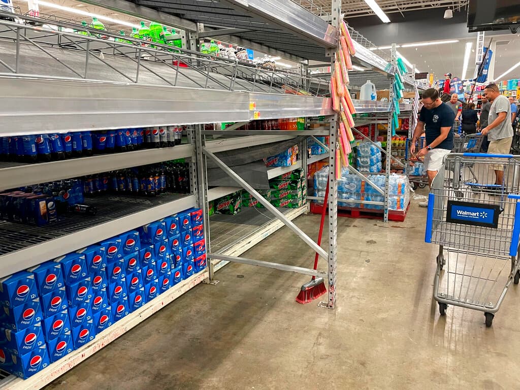 Los residentes en Tampa van por lo que queda de agua y víveres y vacían los anaqueles de los supermercados.