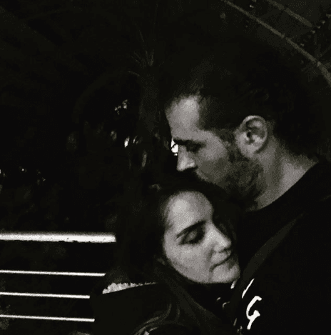 "Mi pecho para siempre descansar nuestros sueños, para respirar en brazos batallas, para andar nuestro futuro", escribió Paco Álvarez junto a esta imagen.