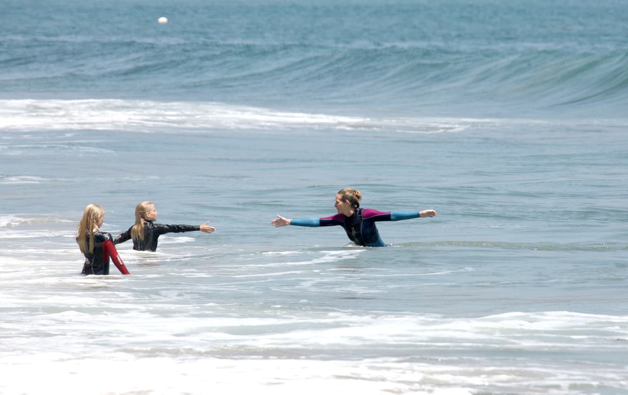 Ayudando a las chicas a llegar hasta ella.