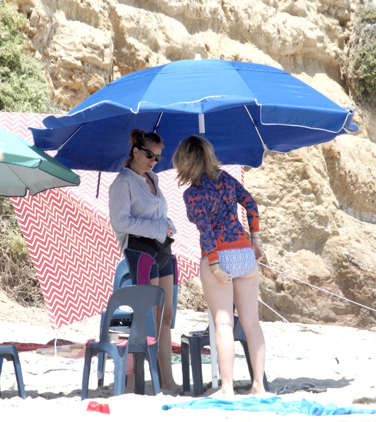 La actriz se dio un chapuzón con su familia y amigos en Malibú, encantada de la vida.