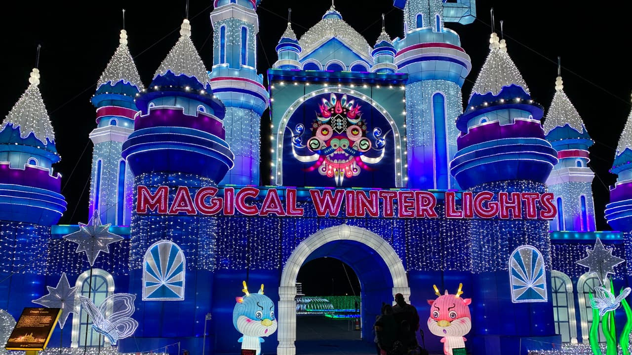 <b>The Kingdom:</b> Es donde está la puerta de entrada, que te lleva a un viaje fantástico de lugares de interés turístico y con colores vivos que dan paso a los paisajes de ensueño.