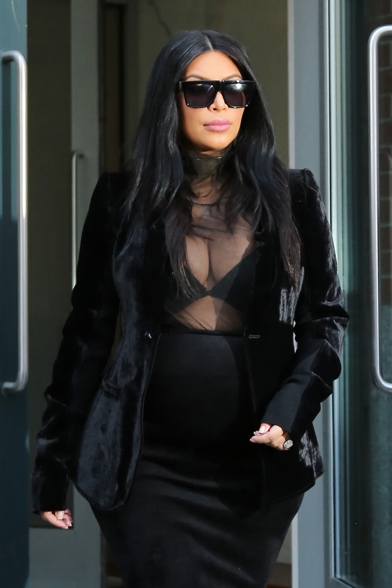 La diva mostró su ENORME sostén con una blusa transparente.