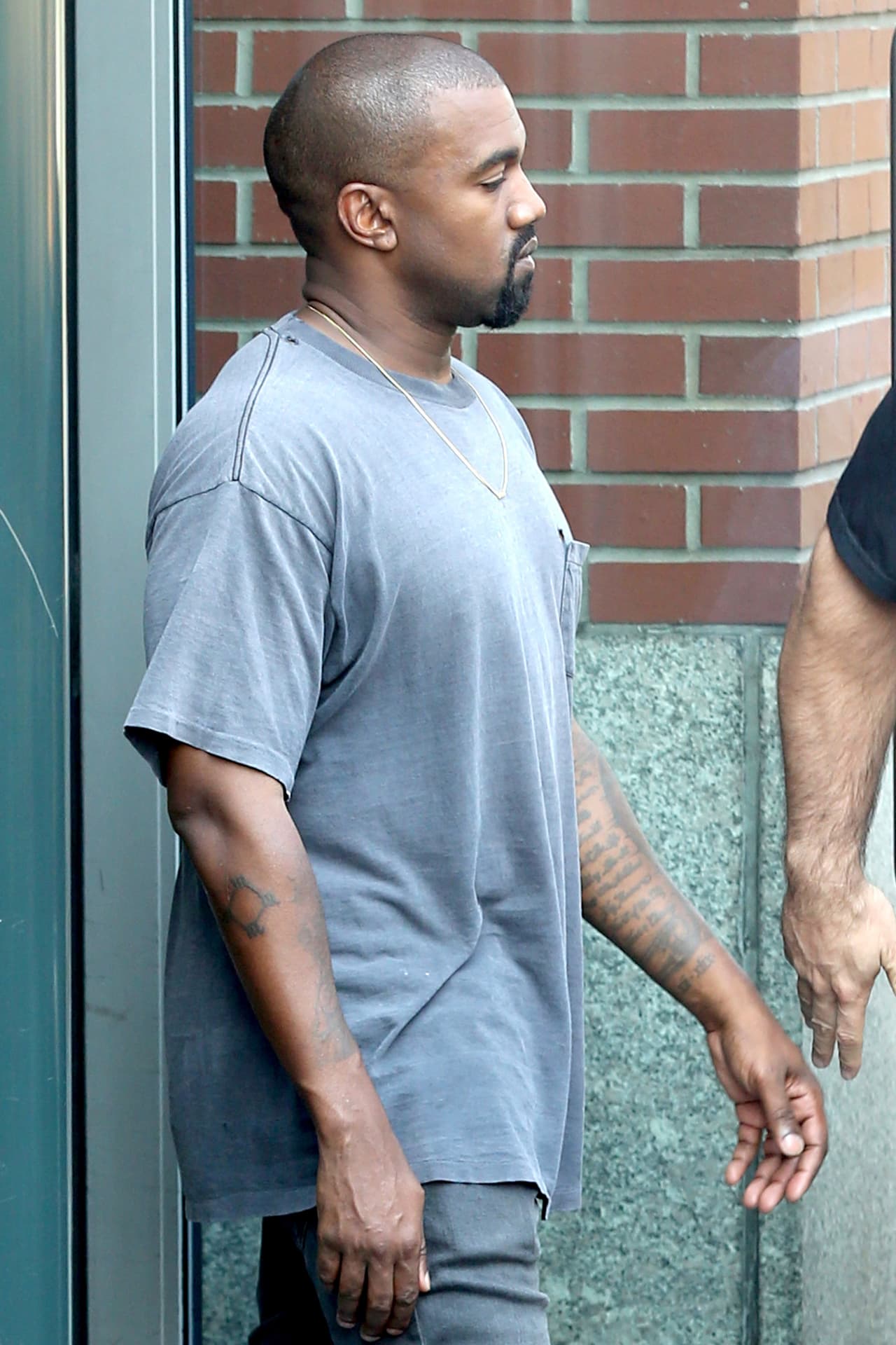 Con su esposa luciendo tan guapa, Kanye salió muy contento de su departamento en Nueva York.