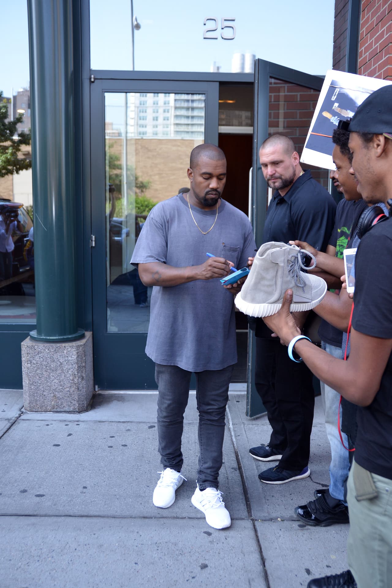 Hasta dio algunos autógrafos.