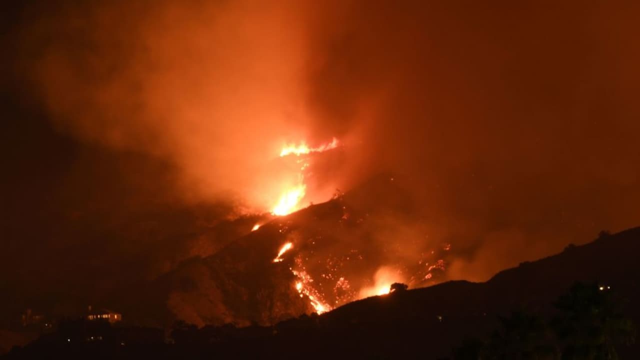 El incendio más grande en la historia de Los Ángeles obliga a evacuar a cientos 