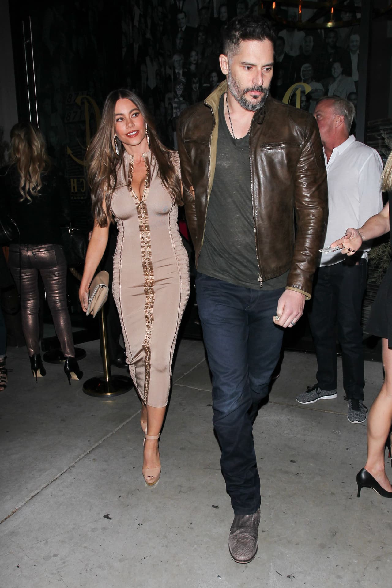 Salieron del restaurante corriendo para evadir a las cámaras.