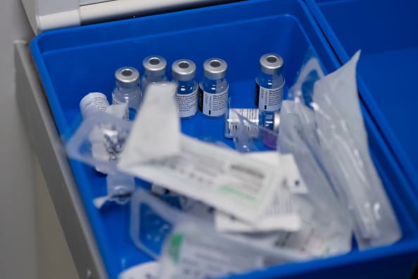 Más vacunas de Moderna y Pfizer contra el 
<a href="https://www.univision.com/temas/coronavirus">coronavirus</a> llegarán a cientos de farmacias, clínicas y hospitales en todo Texas esta semana, incluidas 5,650 dosis en 31 instalaciones del condado de Bexar.