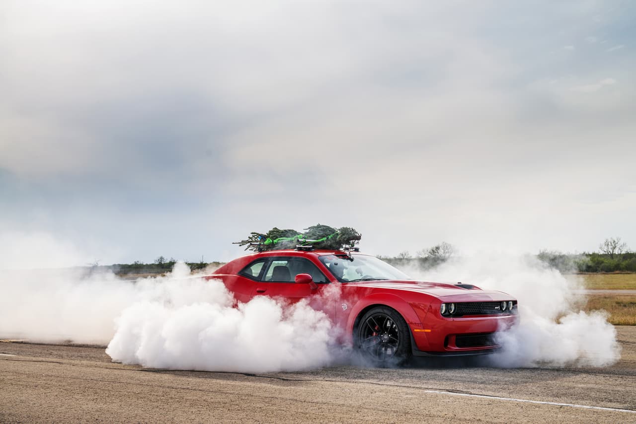 En este caso emplearon un Dodge Challenger SRT Hellcat Widebody de serie para llevar un árbol de navidad lo más rápido posible.