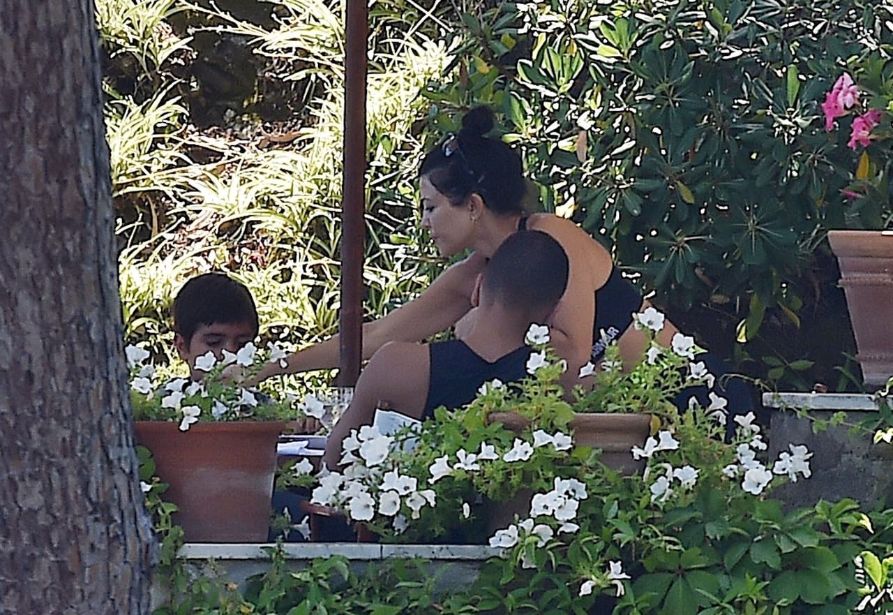 De acuerdo con la misma agencia, Younes como Kourtney y sus tres hijos se hospedaron en una lujosa villa.