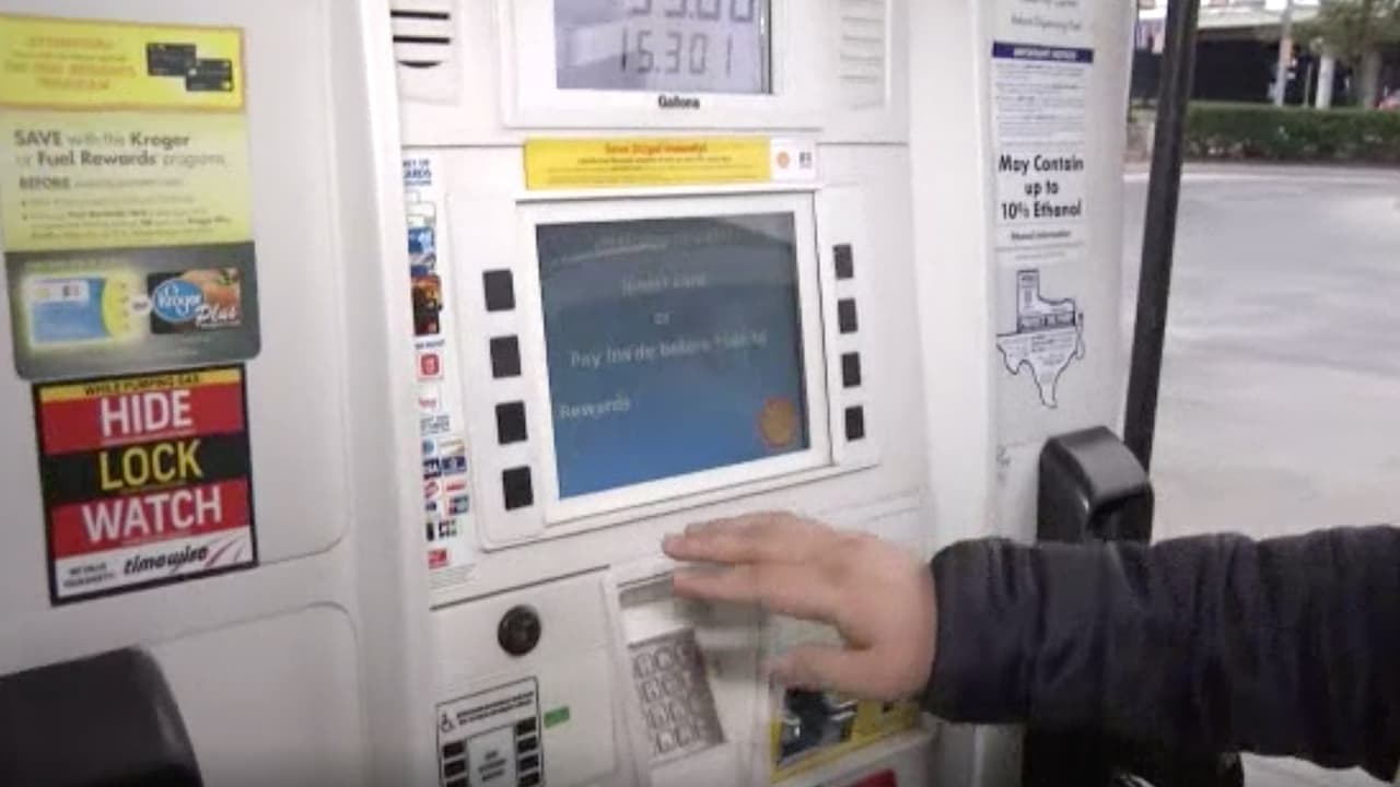 El precio de la gasolina varía por establecimiento, además de las aplicaciones móviles las gasolineras tienen programas de recompensa y es muy sencillo aprovechar las ventajas, solamente te registras y puedes ahorrar algunos centavos por galón. También están las aplicaciones como:
<b>Gas Guru y Google Maps si quieres revisar en tiempo real dónde hay gasolina. </b>