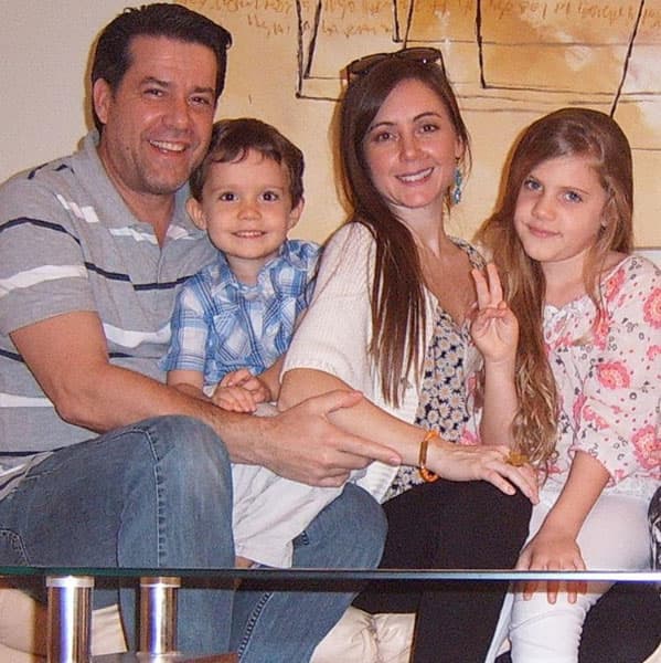 Aunque tuvo dos matrimonios fallidos: el primero con Nubia Quilarte y después con Gaby Spanic, ahora Miguel de León está casado con Jennifer Bracaglia, madre de sus dos hijos.