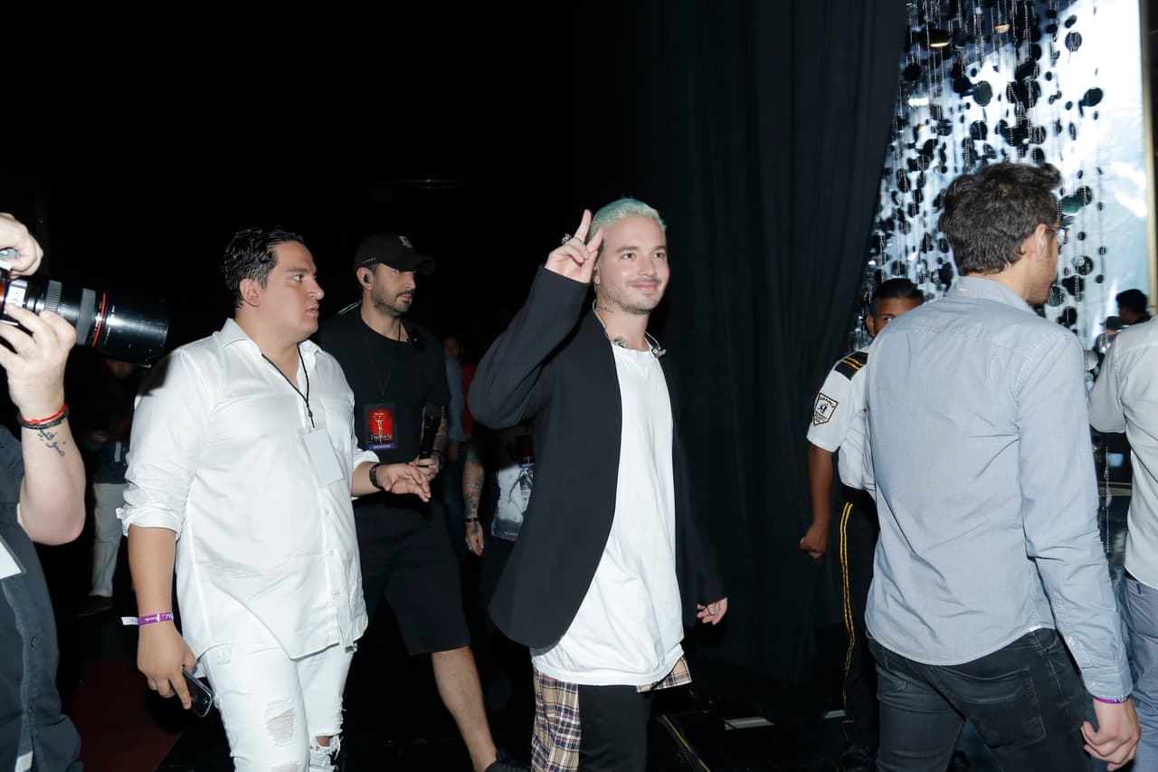 El cantante no perdió la oportunidad para saludar.