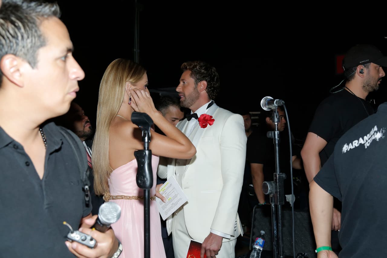 La pareja estaba muy atenta a todas las indicacciones de la producción,