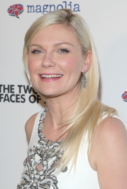 Cuando el cabello está teñido de rubio platinado, esto se vuelve todavía más necesario.