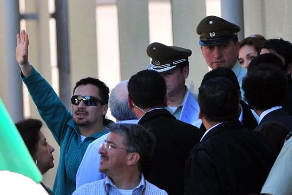 El minero chileno Edison Peña, aficionado a la música de Elvis Presley, fue sacado de las entrañas del desierto de Atacama el miércoles y de inmediato recibió una invitación para visitar la casa del Rey. Se dijo que él se encontraba entre los más deprimidos de los hombres atrapados.